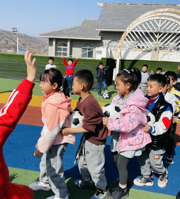 幼儿园玩转足球游戏规则_足球玩法幼儿园_足球幼儿园小游戏