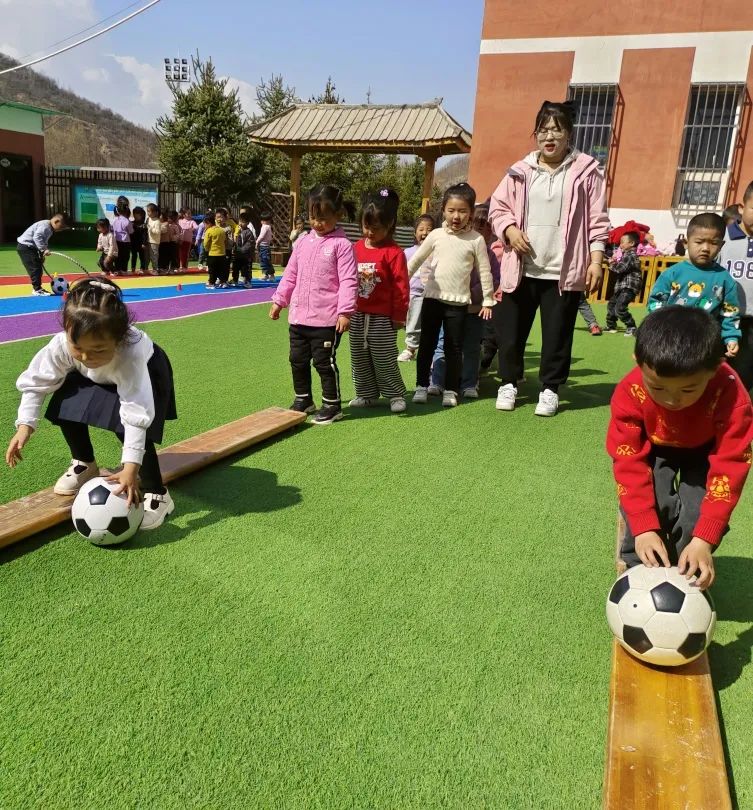 足球玩法幼儿园_足球幼儿园小游戏_幼儿园玩转足球游戏规则